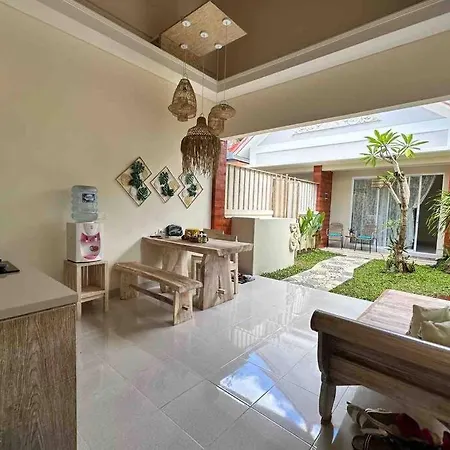 Courtyard Living W/ Bbq Garden In Secluded Hamlet Villa